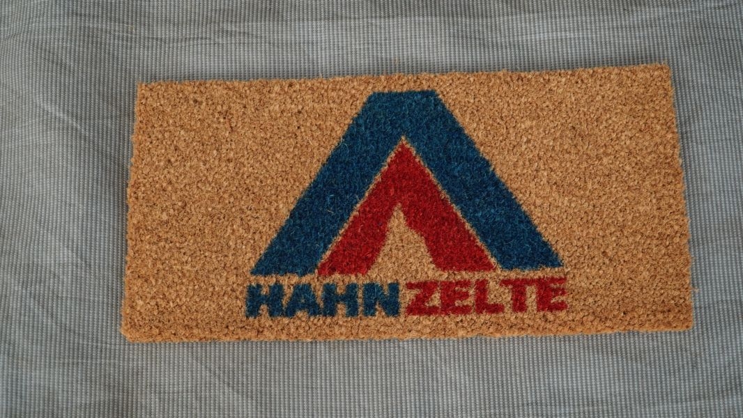 Kokos-Fußmatte mit Hahn Zelte Logo 25x50cm